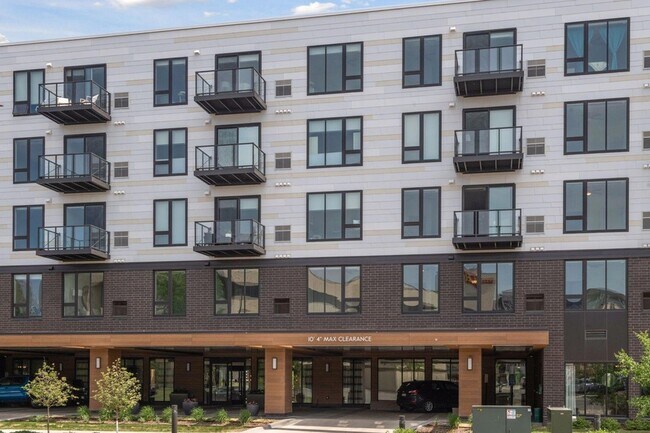 12610 Ridgedale Dr in Minnetonka, MN - Building Photo - Building Photo