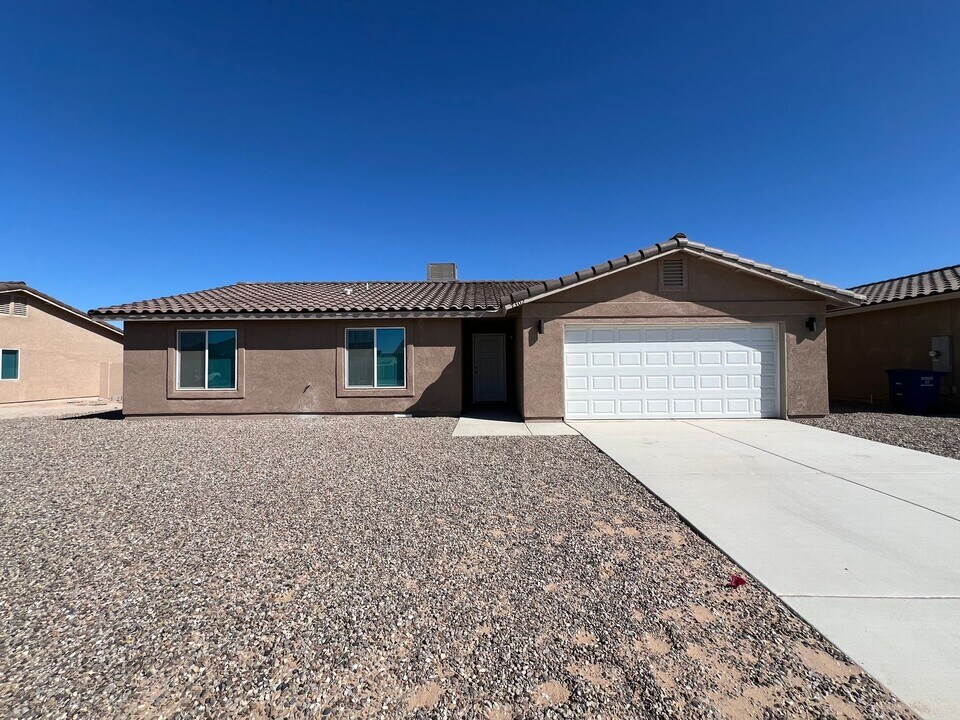 7302 E 45th St in Yuma, AZ - Building Photo
