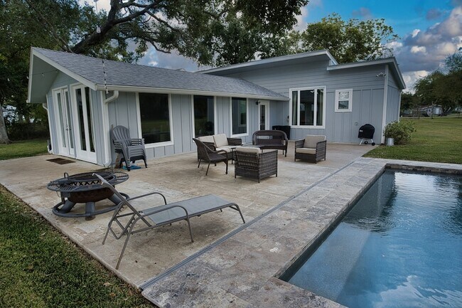 1288 County Rd 297 in Sargent, TX - Foto de edificio - Building Photo