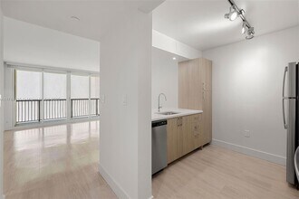1756 N Bayshore Dr, Unit 16N in Miami, FL - Building Photo - Building Photo