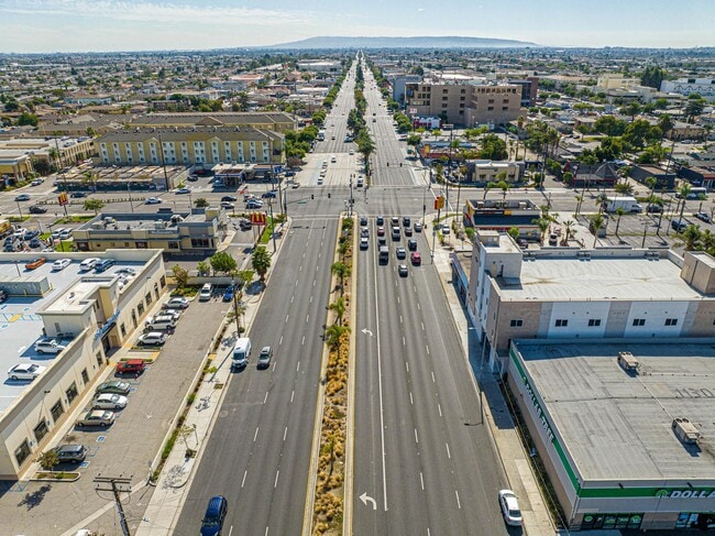 11311 Hawthorne Blvd, Unit 12 in Inglewood, CA - Building Photo - Building Photo