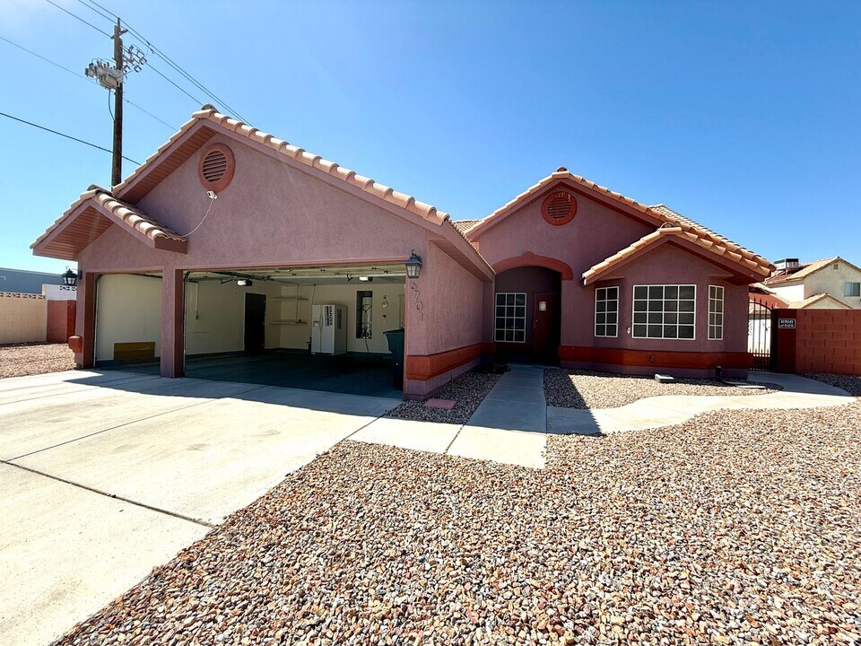 6701 W Willow Lake Ct in Las Vegas, NV - Building Photo