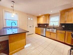 11 Rockland Pl in Newton, MA - Foto de edificio - Building Photo