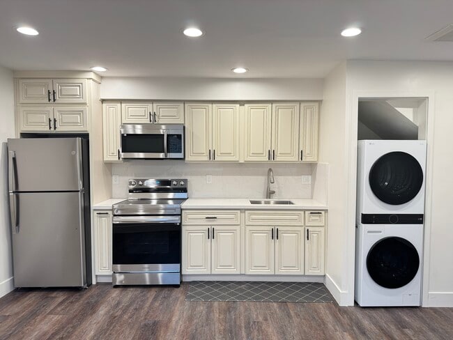 225 W Imperial Hwy, Unit 3 in Los Angeles, CA - Building Photo - Building Photo