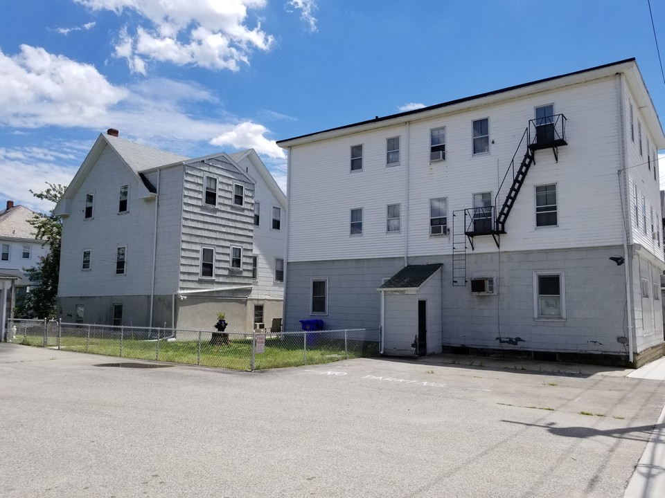 4 Emanuel St in North Providence, RI - Foto de edificio