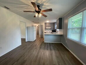 122 Hillwood Dr in Crestview, FL - Foto de edificio - Building Photo