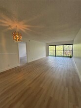 240 Lakeview Dr in Weston, FL - Building Photo - Building Photo