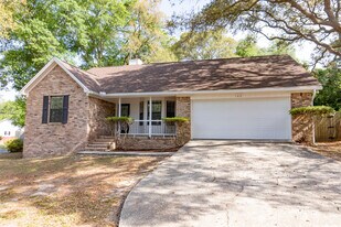 102 Brian Dr in Crestview, FL - Building Photo