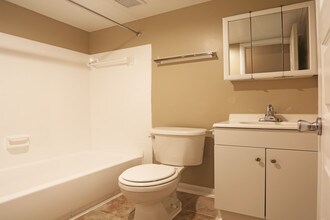 Camden Fair Lakes in Fairfax, VA - Building Photo - Interior Photo