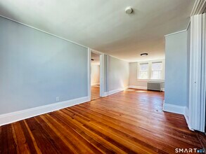 133 Quaker Ln S in West Hartford, CT - Foto de edificio - Building Photo