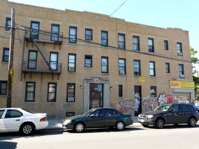 2108 Chatterton Ave in Bronx, NY - Foto de edificio - Building Photo