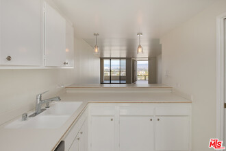 4265 Marina City Dr in Marina Del Rey, CA - Building Photo - Building Photo