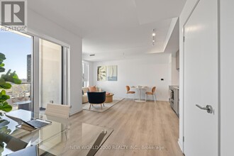 101 Roehampton Ave in Toronto, ON - Building Photo - Building Photo