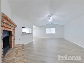 12558 Chalmette St, Unit H in Houston, TX - Building Photo - Building Photo