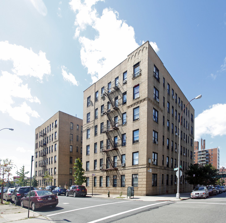 2455 Cruger Ave in Bronx, NY - Building Photo