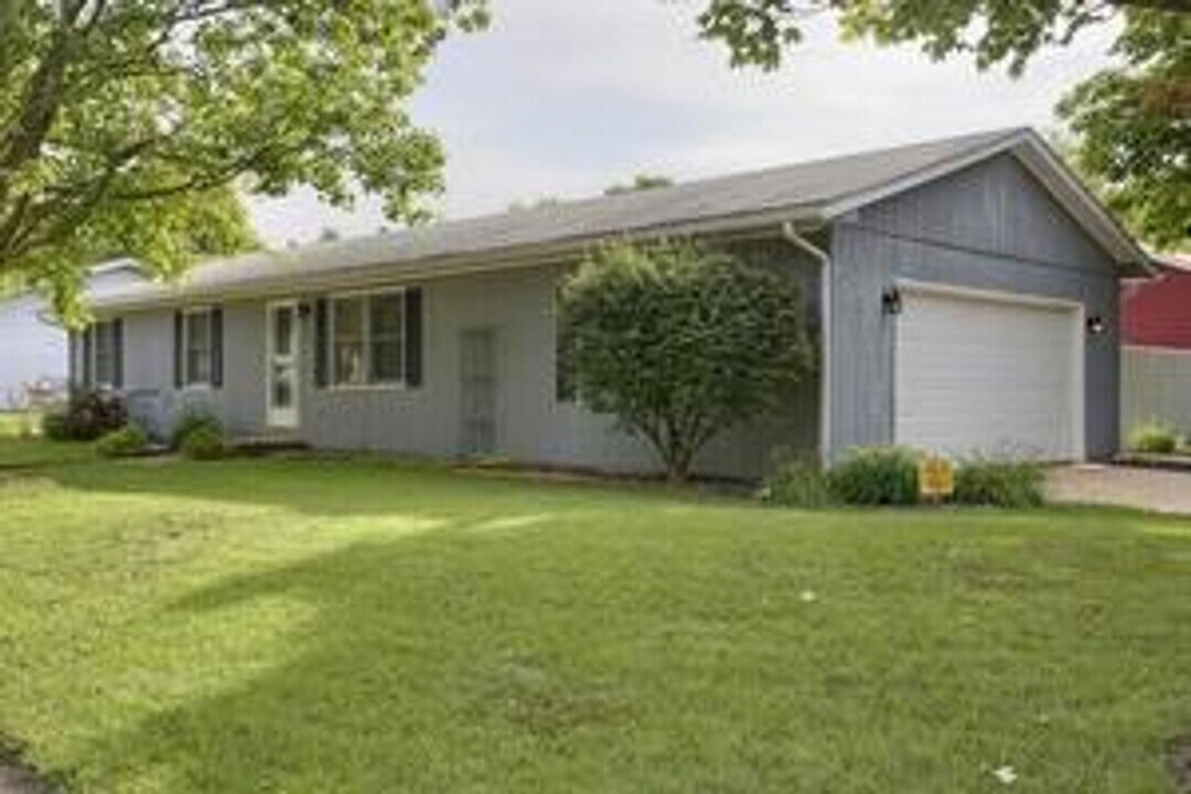 1712 Stratford Dr in Champaign, IL - Building Photo