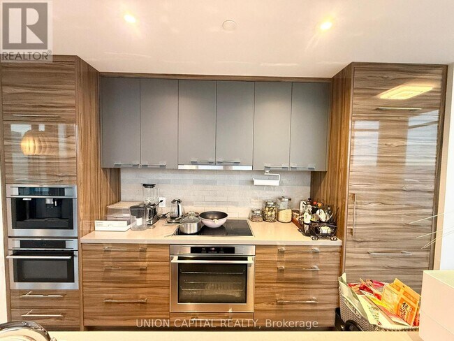 488 University Ave in Toronto, ON - Building Photo - Building Photo