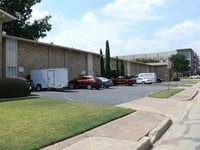 Los Nogales in Dallas, TX - Foto de edificio - Building Photo