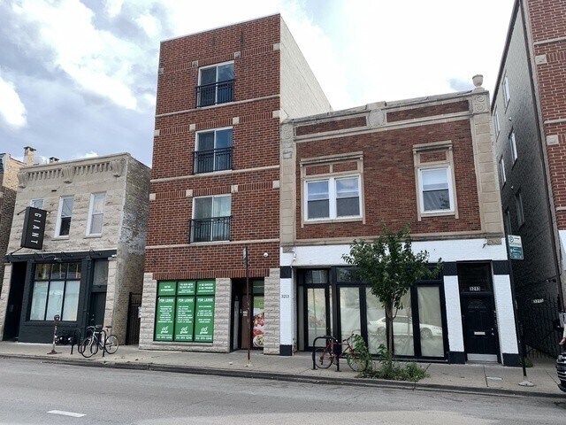 3213 W Armitage Ave, Unit 02F in Chicago, IL - Building Photo