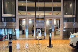 60 SW 13th St, Unit 1519 in Miami, FL - Building Photo - Building Photo