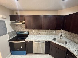 3115 Oakland Shores Dr, Unit E112 in Oakland Park, FL - Building Photo