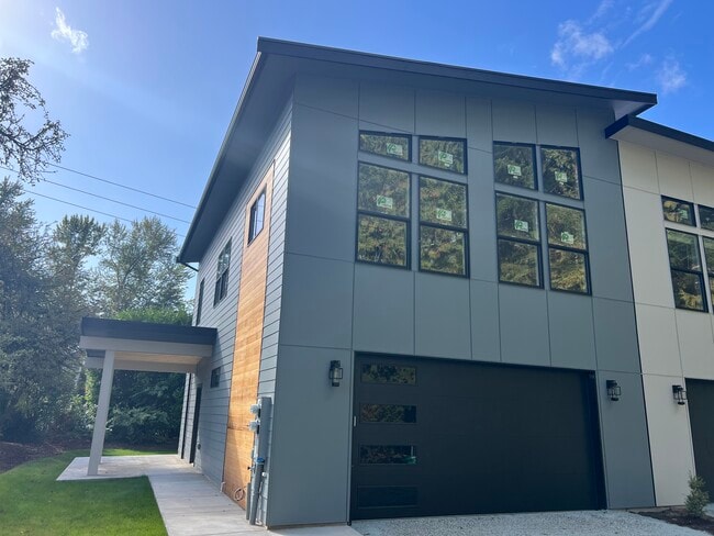 21112 Locust Way in Lynnwood, WA - Foto de edificio - Building Photo