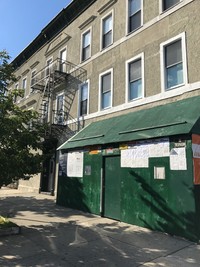 J. Penn Holding Inc. in Astoria, NY - Foto de edificio - Building Photo