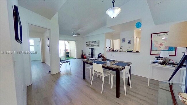 2451 Centergate Dr in Miramar, FL - Foto de edificio - Building Photo