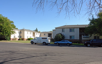 Woodlake Apartments in Sacramento, CA - Building Photo - Building Photo