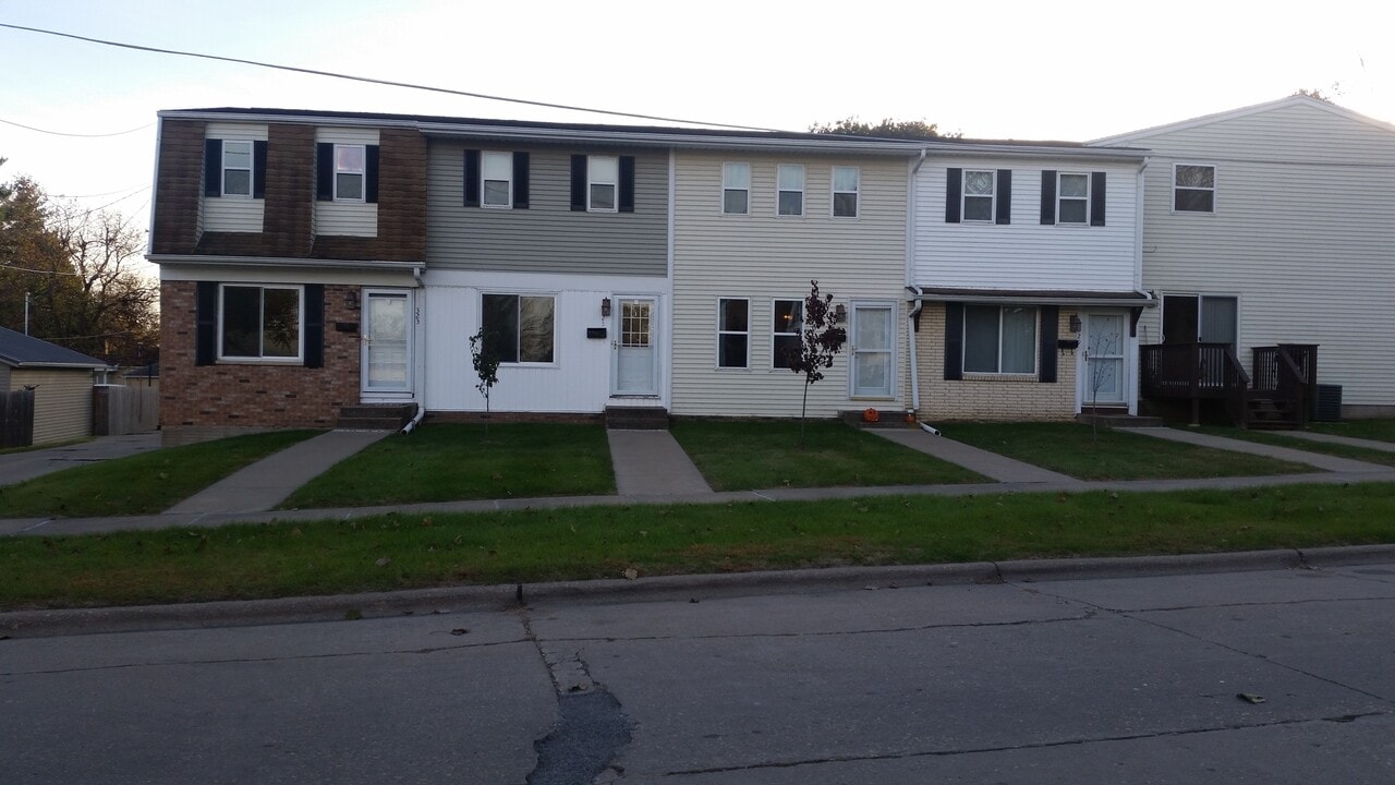 325 10th Ave N in Clinton, IA - Building Photo