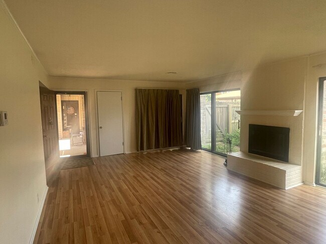 6588 Poplar Woods Cir W in Memphis, TN - Building Photo - Building Photo