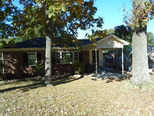 1925 Shade Ave in Florence, AL - Foto de edificio - Building Photo