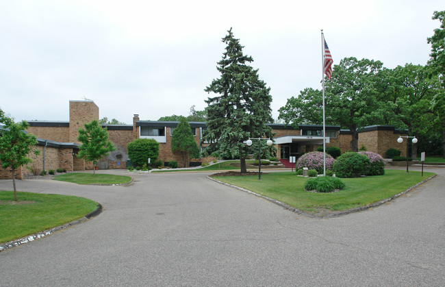 Woodland Apartments in Bloomington, MN - Building Photo - Building Photo