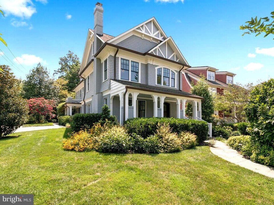 4400 Elm St in Chevy Chase, MD - Building Photo