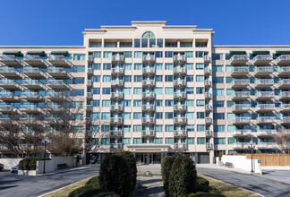 Whitley Park in Bethesda, MD - Foto de edificio - Building Photo