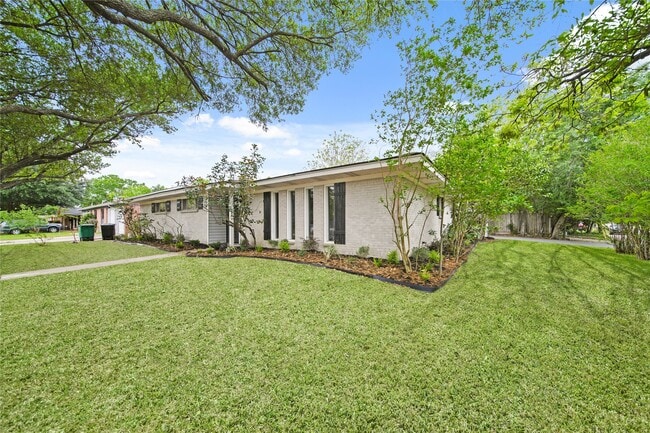 8302 Braeburn Valley Dr in Houston, TX - Building Photo - Building Photo