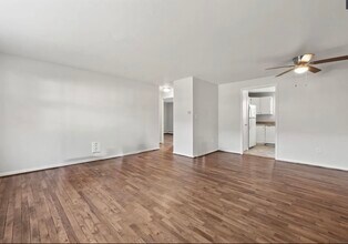 100 Sycamore Ln, Unit #B in Manchester, CT - Foto de edificio - Building Photo