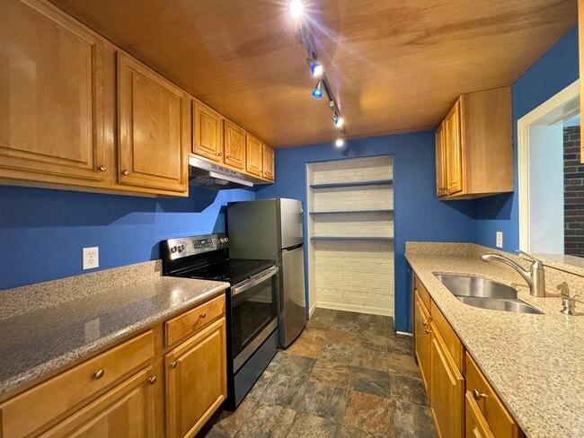 property at 36 Greentree Ln