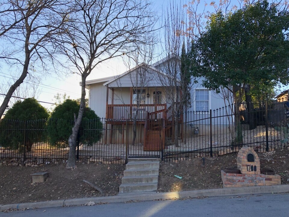 1200 Walnut Ave in Austin, TX - Building Photo