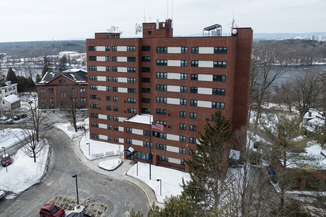 Earl Towers in Hudson Falls, NY - Foto de edificio - Building Photo