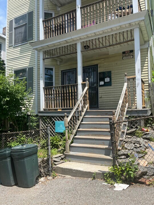 37 Columbia St, Unit 1 in Worcester, MA - Building Photo