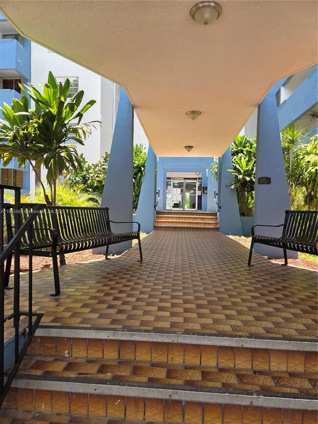 5050 NW 7th St in Miami, FL - Building Photo - Building Photo