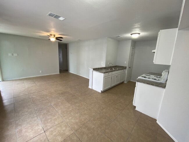 5916 Fairshire Dr in San Antonio, TX - Building Photo - Building Photo