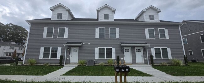 409 Woodmont Ave in Bridgeport, CT - Building Photo - Building Photo