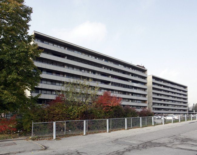 215 Gosford Blvd in Toronto, ON - Building Photo - Building Photo