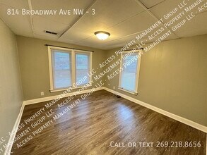 814 Broadway Ave NW in Grand Rapids, MI - Building Photo - Building Photo