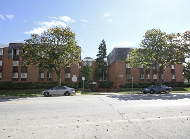 Oakland Manor in Milwaukee, WI - Building Photo