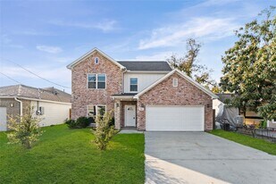 8211 James Franklin St in Houston, TX - Building Photo