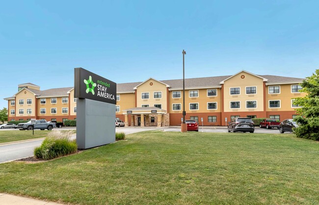 Furnished Studio-Bloomington - Normal in Bloomington, IL - Foto de edificio - Building Photo