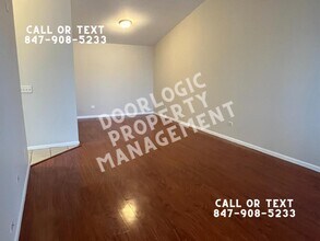 1127 Silverstone Dr in Carpentersville, IL - Foto de edificio - Building Photo